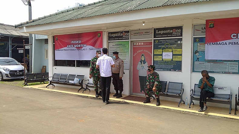 Keluarga Napi Korban Kebakaran Lapas Tangerang Berdatangan ke Posko Crisis Center
