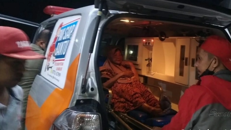 Nenek 70 Tahun Diturunkan dari Mobil, lalu Ditelantarkan