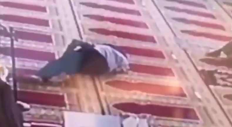 Innalillahi, Muazin Meninggal Setelah Kumandangkan Azan