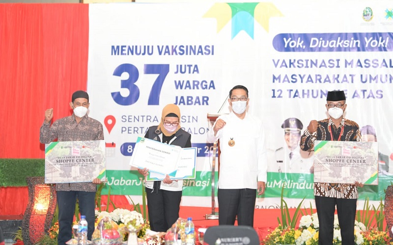 Ridwan Kamil Bagikan Ratusan Laptop untuk 309 BUMDes di Indramayu