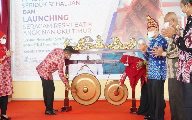 Lestarikan Warisan Nenek Moyang, ASN di OKU Timur Gunakan Seragam Batik Angkinan  