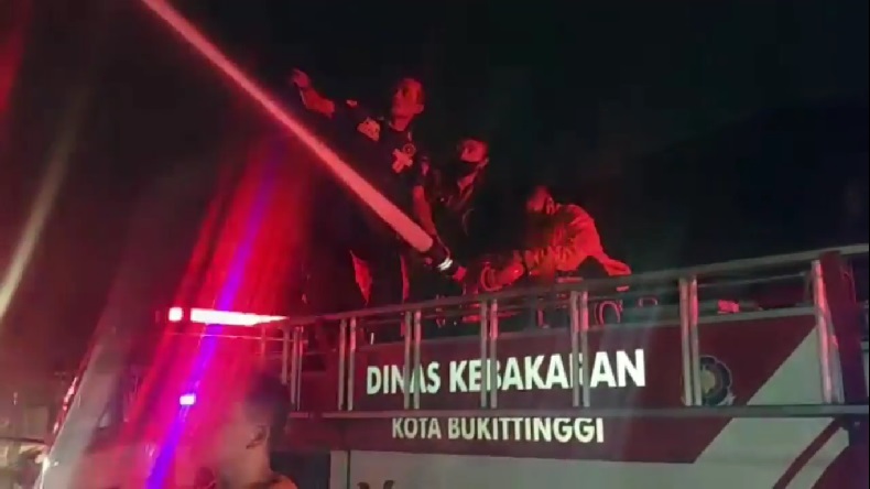 Kebakaran di Pasar Bawah Bukittinggi, Puluhan Lapak Pedagang Hangus