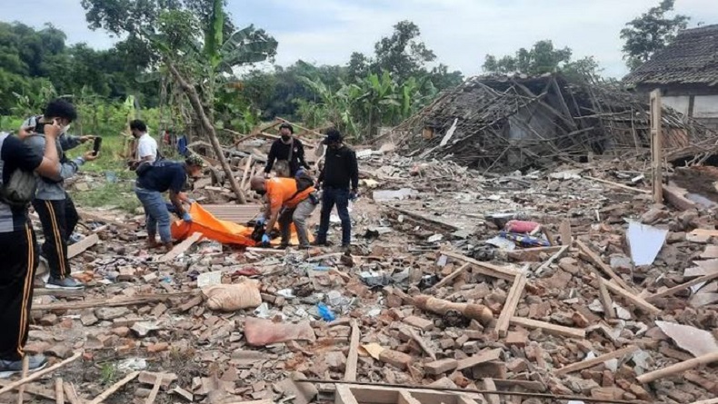 Ledakan di Pasuruan Tewaskan Ayah dan Anak, Tim Gegana Sisir TKP