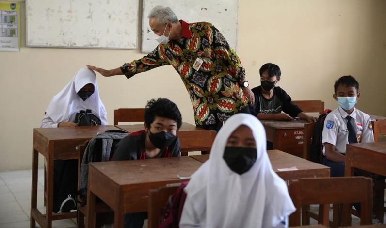 Dapat Laptop dari Ganjar, Siswi SMP di Boyolali Ini Tak Kuasa Menahan Tangis Haru