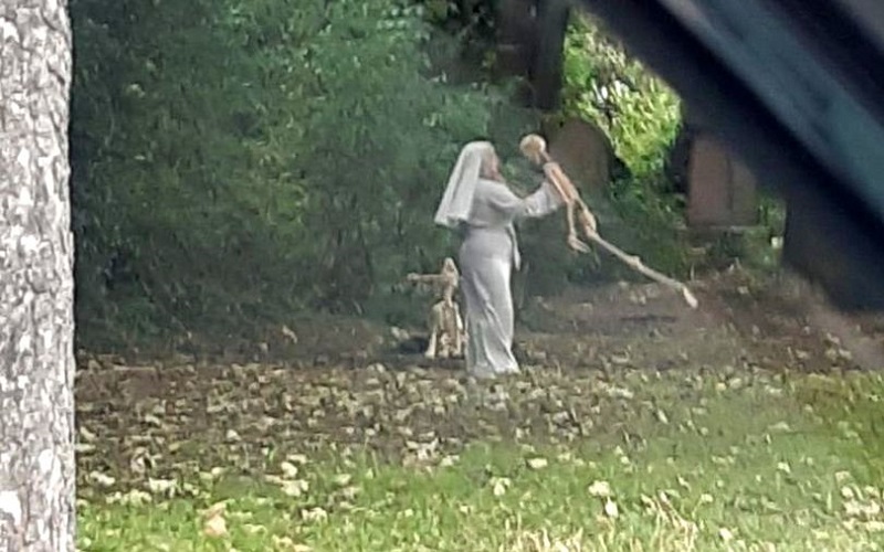 Viral Perempuan Berbaju Biarawati Menari dengan Tengkorak Manusia di Samping Kuburan