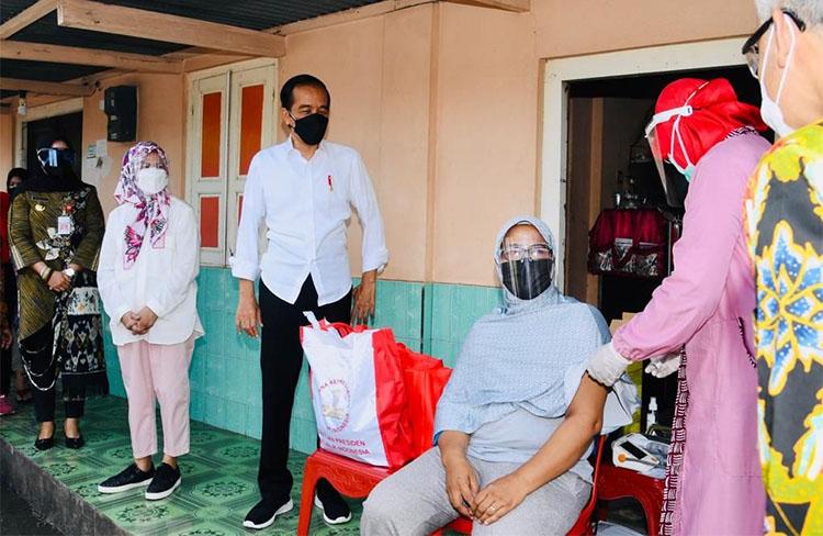 Presiden Jokowi Pantau Pelaksanaan Vaksinasi Door to Door di Klaten dan Sukoharjo