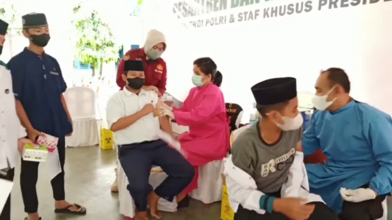 Santri dan Pengajar di Ponpes Lampung Selatan Disuntik Vaksin Covid