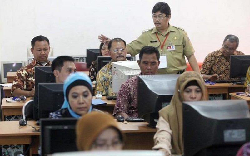 PNS Poligami Tak Izin Atasan Dikenakan Sanksi Turun Jabatan hingga Pemecatan