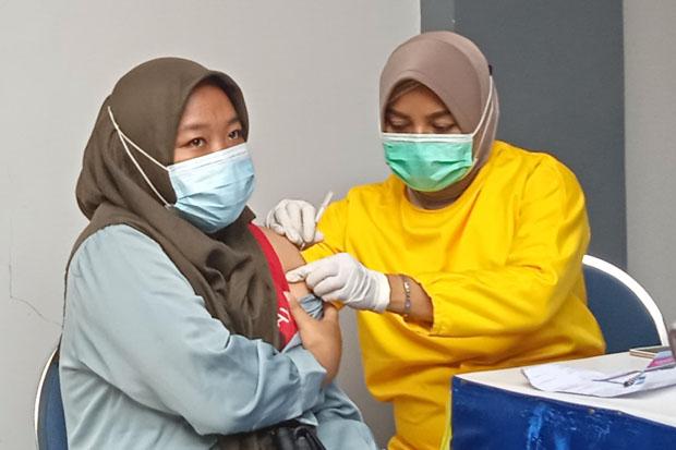  Ratusan Warga Ikuti Serbuan Vaksin yang Digelar TNI AL 