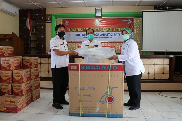 Kemensos Salurkan Bantuan Paket Usaha untuk Kemandirian Penyandang Sosial 