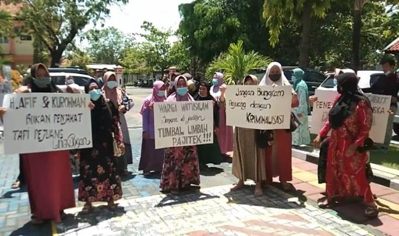 Puluhan Emak-emak Geruduk Pengadilan Negeri Pekalongan, Ada Apa?