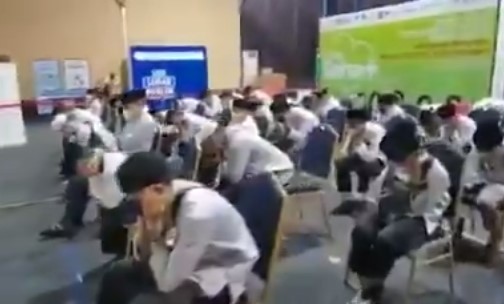 Santri Tutup Telinga Dengar Musik, Begini Hukum Lagu dalam Islam