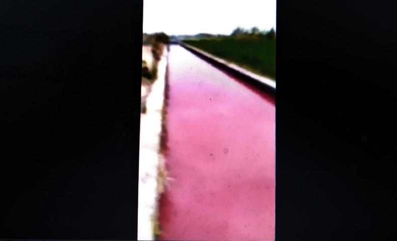 Heboh, Saluran Irigasi di Klaten Berubah Jadi Warna Merah