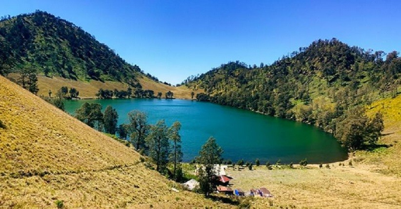 4 Danau Eksotis di Indonesia yang Punya Mitos dan Cerita Misteri