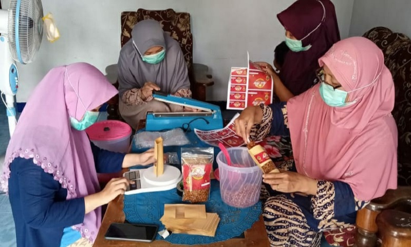 Mahasiswa UMM Sukses Olah Limbah Kulit Kedelai Jadi Abon Bernilai Ekonomi