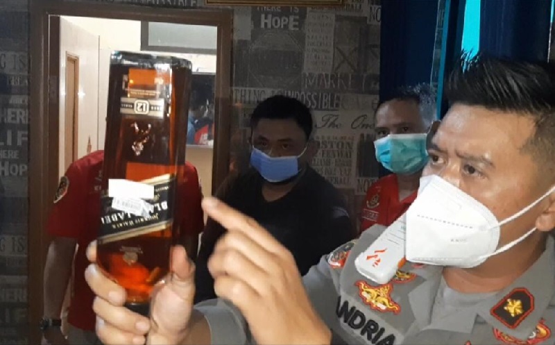 Gerebek Rumah Pembuatan Miras Oplosan di Cileungsi Bogor, Polisi Amankan 1 Pria