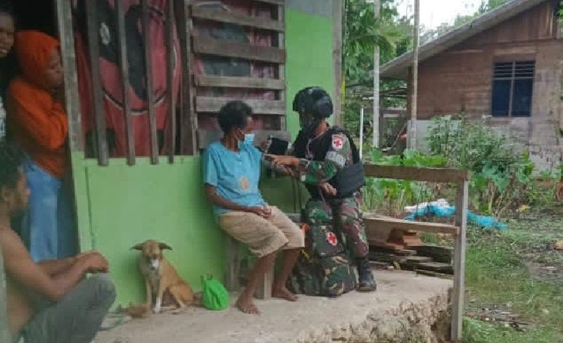 Satgas TNI Beri Layanan Kesehatan Keliling ke Warga Papua di Perbatasan