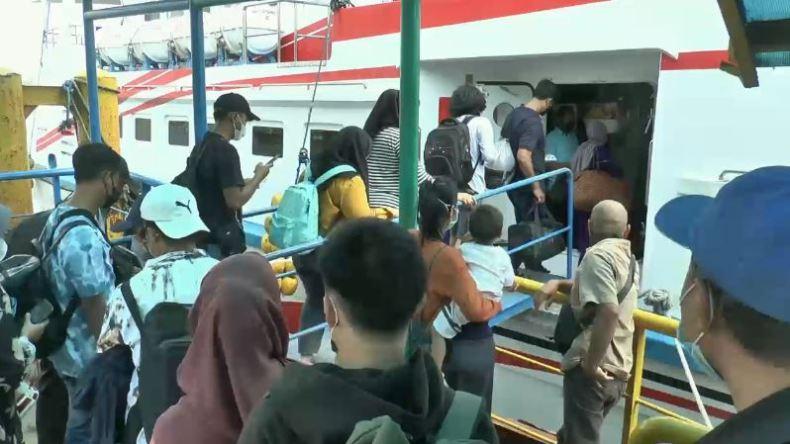 Karimunjawa Dibuka, Wisatawan Padati Pelabuhan Penyeberangan Jepara