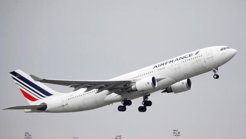 Terdengar Ledakan Disusul Asap, Pesawat Boeing 777 Air France Mendarat Darurat