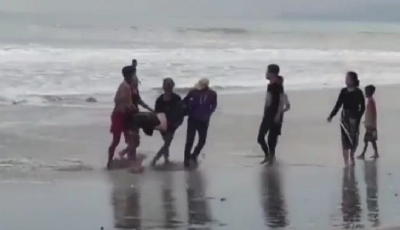 Tiga Wisatawan Nyaris Tewas Terseret Ombak Pantai di Palabuhanratu