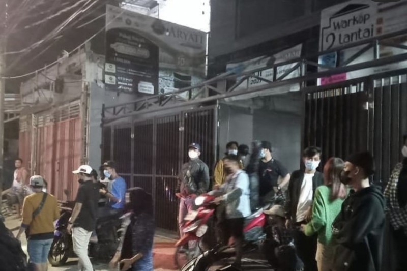 Didatangi Tamu Tak Diduga, Pengunjung Warkop di Koja Langsung Berhamburan Keluar