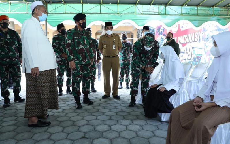 1.000 Santri di Ponpes Yajri Payaman Magelang Divaksin, Panglima TNI Minta Prokes Ditegakkan