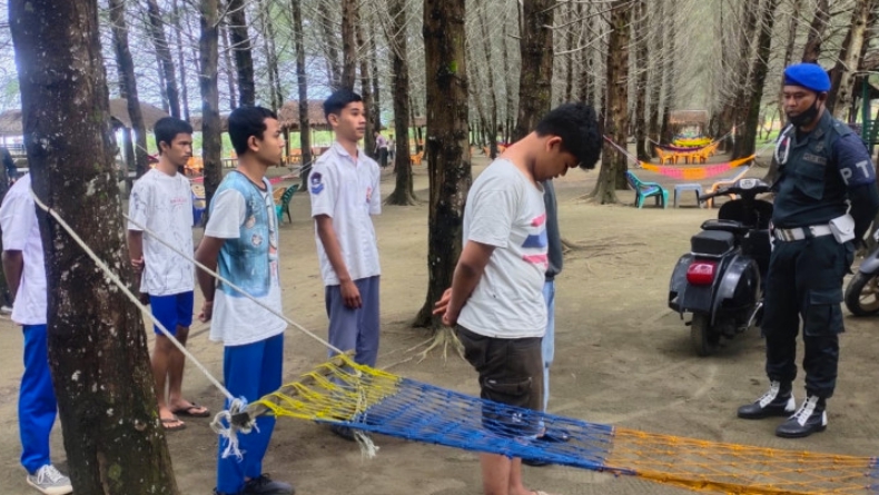 Main Judi Domino di Pinggir Pantai, 9 Pelajar SMA di Aceh Ditangkap Satpol PP.