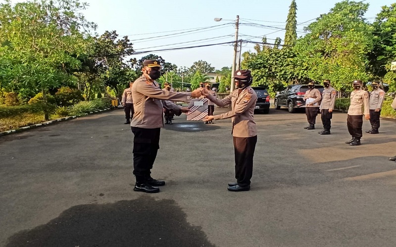 Heroik, Polwan Berhijab Dapat Penghargaan usai Tangkap Perampok Minimarket