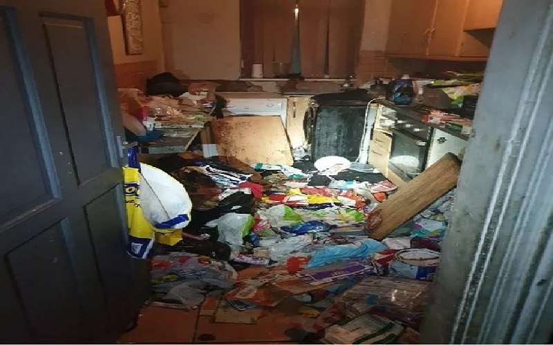 Miris, 6 Bocah Tinggal di Rumah Penuh Kotoran Anjing dan Popok Bekas