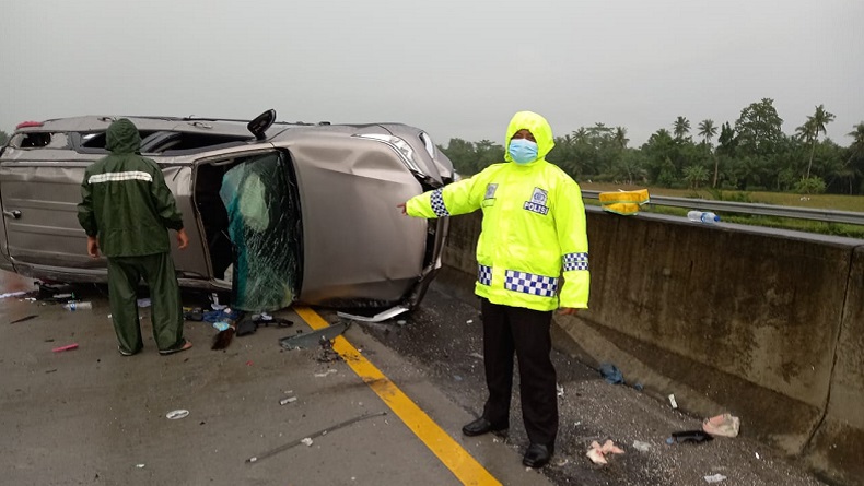 Hilang Kendali di Jalan Tergenang Air, 2 Mobil Tabrakan di Tol Sei Rampah Sergai