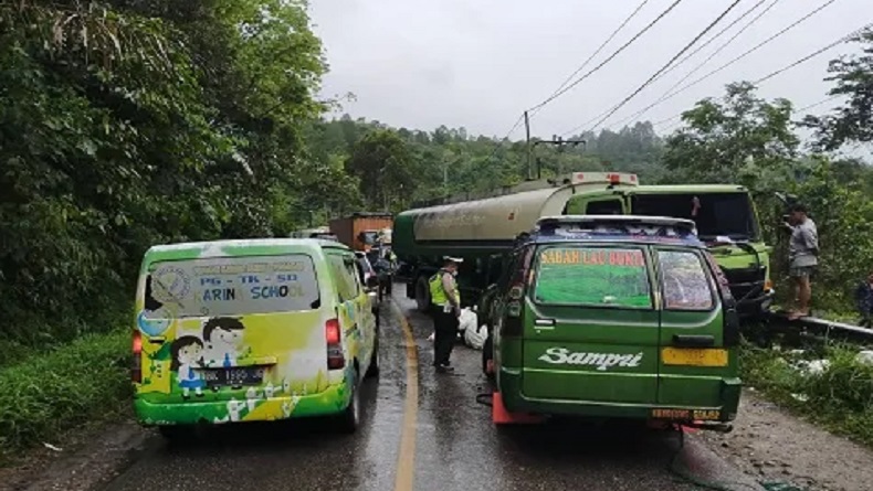 Minibus Sampri Tabrakan dengan Truk CPO di Desa Sitinjo Dairi, 1 Tewas