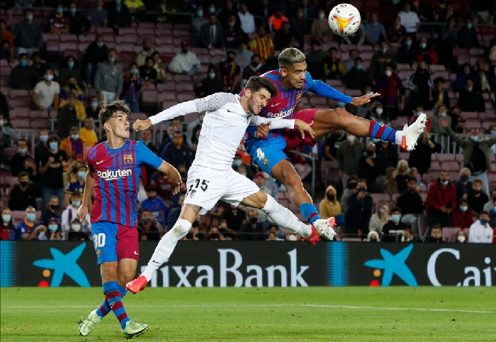 Ditahan Imbang Granada, Barcelona Diselamatkan Gol Menit Akhir 
