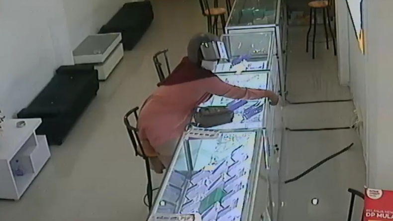 Perempuan Hamil Ini Curi Ponsel hingga Nungging, Aksinya Terekam CCTV