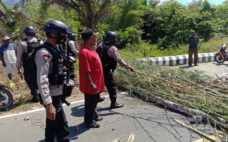Brimob Maluku Bantu Buka Akses Jalan yang Sempat Ditutup Warga Adat Papua