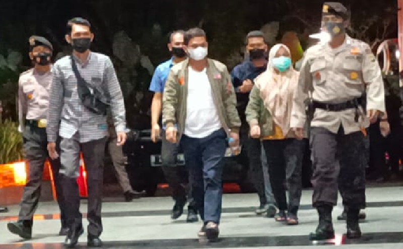 Kenakan Jaket Hijau, Bupati Kolaka Timur Tiba di Gedung KPK Rabu Sore