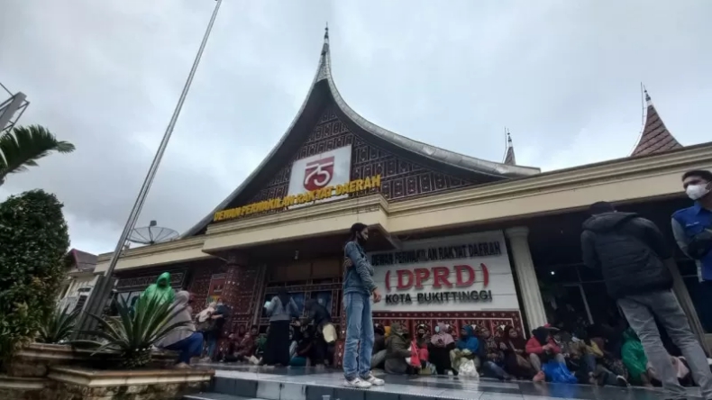 Ketua DPRD Bukittinggi Herman Sofyan Resmi Diberhentikan 