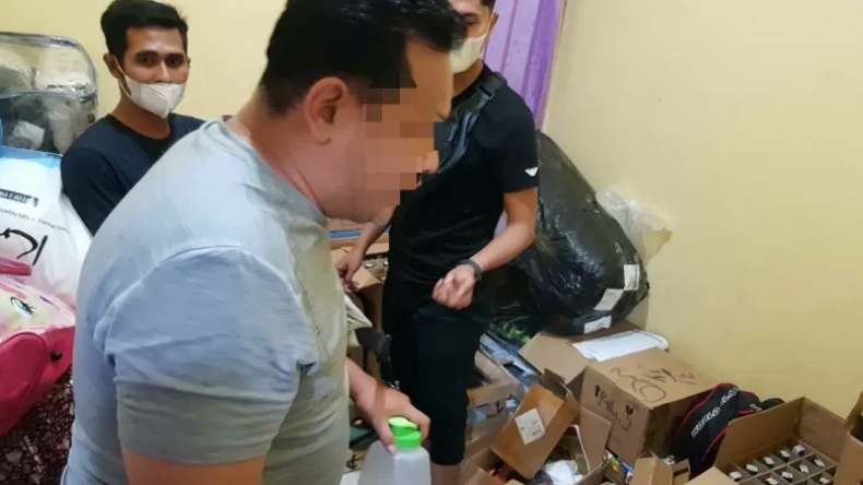 Polisi Bongkar Penjualan Miras Online di Padang, Ratusan Botol Soju dan Wine Disita