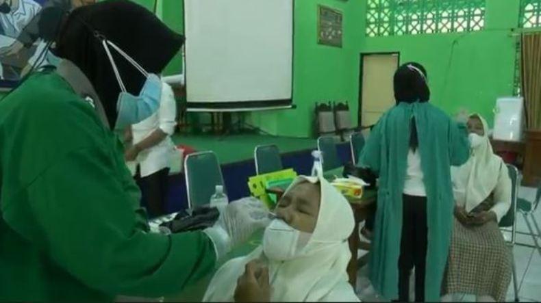 Waspadai Klaster PTM, Ratusan Siswa di Kendal Jalani Swab Antigen 