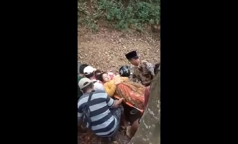 Viral Ibu Hamil di Jember Ditandu Melewati Sungai Kering dan Bukit Terjal