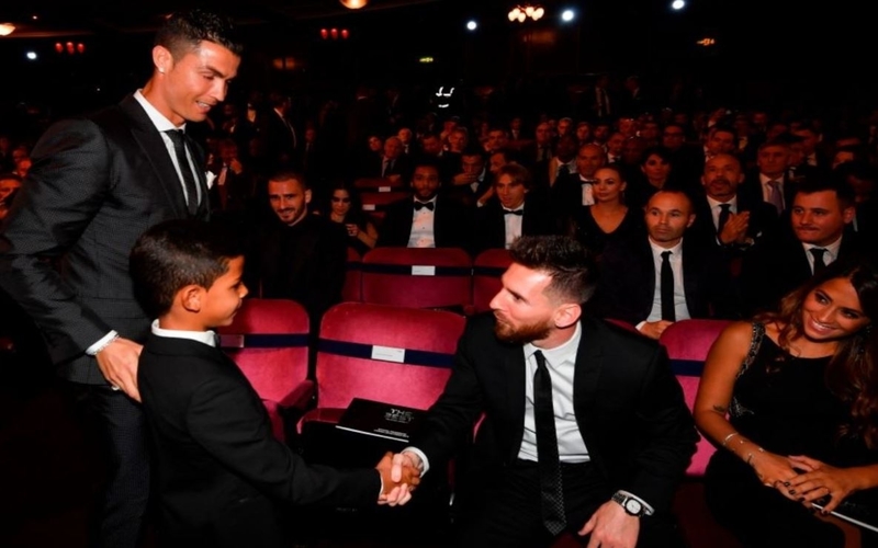 Lucunya Anak Cristiano Ronaldo, Tak Percaya Lionel Messi Pendek