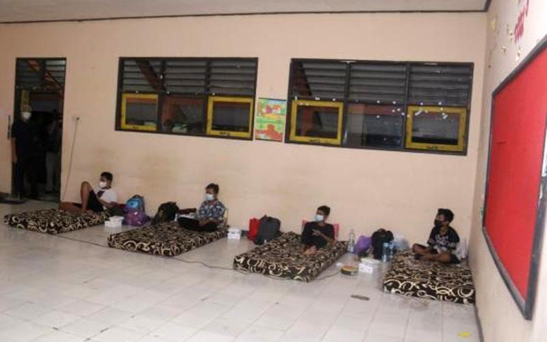 Jenguk Siswa SMPN 4 Mrebet Isolasi Terpusat, Ganjar: Anggap Saja Ini Camping di Sekolah