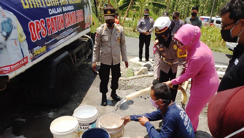 Warga Kesulitan Air Bersih, Ditlantas Polres Boyolali, Bhayangkari Boyolali dan MNC Peduli Kirim 7 Tangki Air