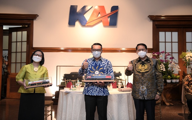 Teken Kerja Sama PT KAI, Ridwan Kamil Mimpikan Reaktivasi Jalur KA Bandung-Ciwidey 