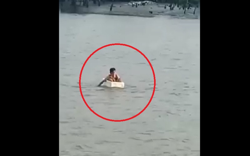 Video Viral Siswa Naik Boks Styrofoam Arungi Sungai untuk Sekolah