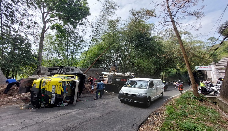 Diduga Tak Kuat Menanjak, Truk Sampah Terguling di Tanjakan Karamat KBB