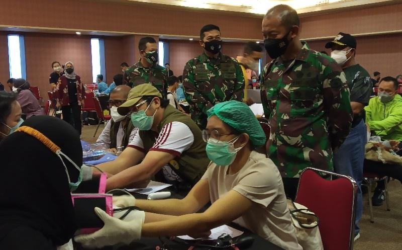 Gelar Vaksinasi bagi Penderita Komorbid, Pangdam Jaya Kaget Antusias Warga Tinggi