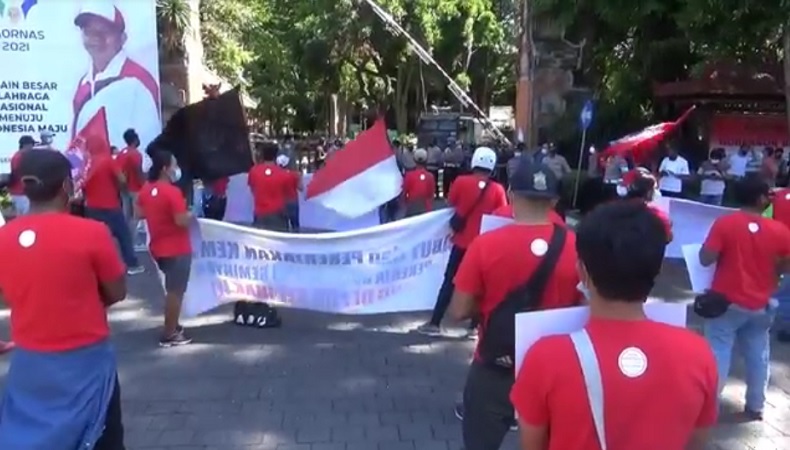 Kantor Wayan Koster Digeruduk Puluhan Pekerja Wisata, Ada Apa?