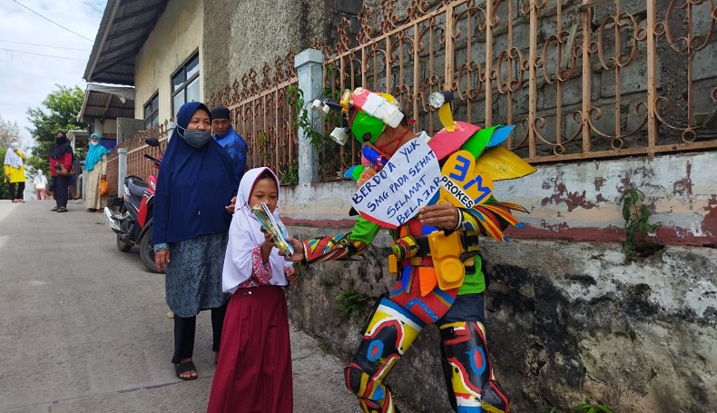 Kreatif, Warga Berkostum Robot dari Barang Bekas Bagikan Paket Alat Tulis
