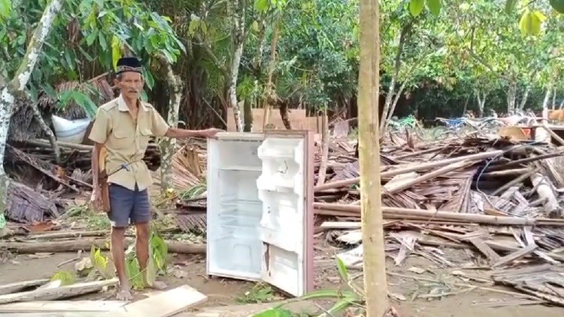 Warga di Walenrang Utara Luwu Kembali ke Lokasi Banjir Cari Sisa Barang Berharga