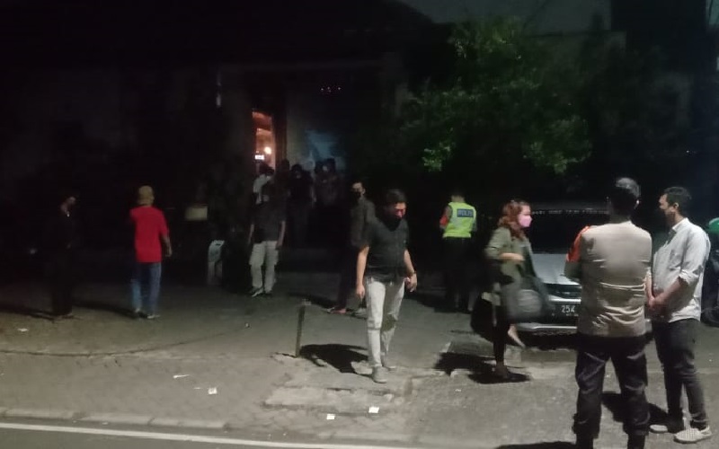 Polisi Bubarkan Kerumunan Tempat Hiburan di Cikini Selasa Dini Hari